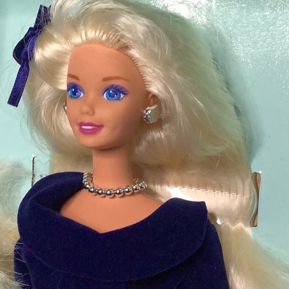 NRFB Vintage 1995 AVON ~ Winter Velvet Barbie Doll ❄️ - Picture 3 of 12